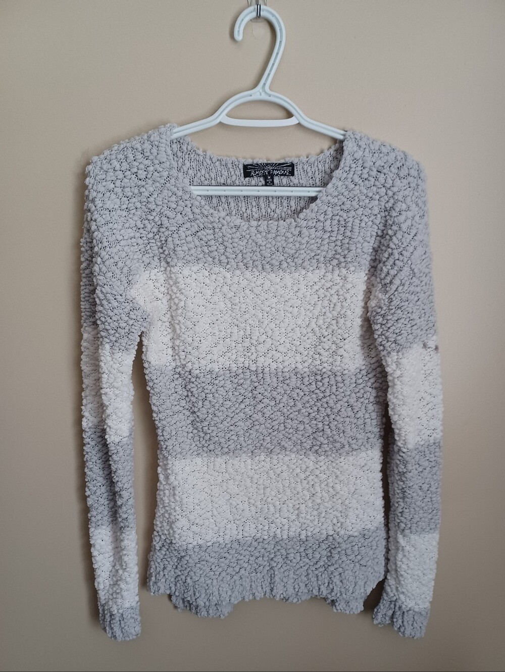 Women's Size M Almost Famous Gray White Sweater Knitβ Shirt Top Winter Clothes